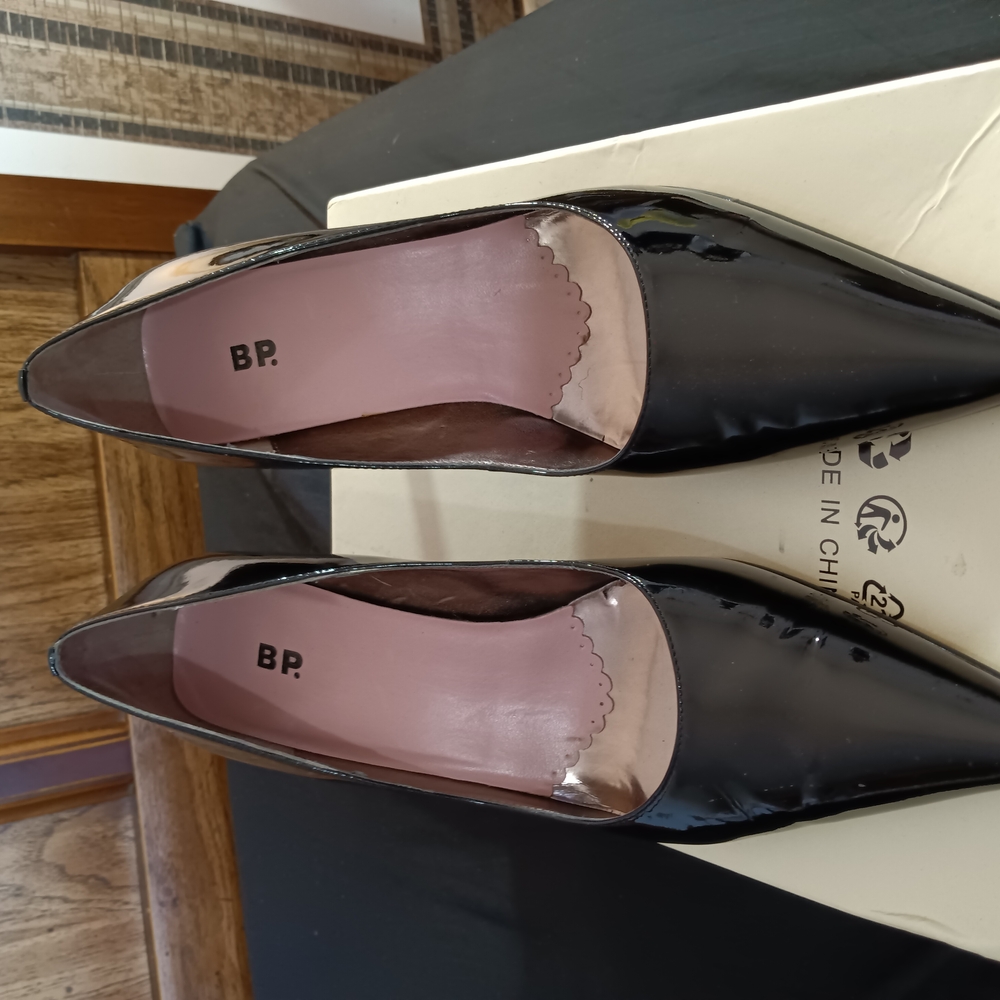 Elegant Black Patent Leather Heels - Picture 8 of 9